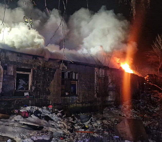 Požár vzal bydlení šedesátce lidí, ti spí v tělocvičně. Kraj řeší krizovou situaci