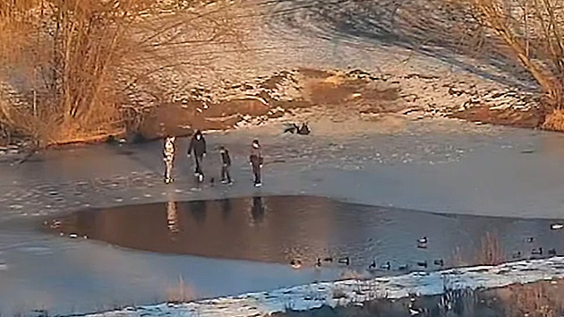 VIDEO: Velký hazard. Děti testovaly pevnost ledu hned vedle roztáté plochy