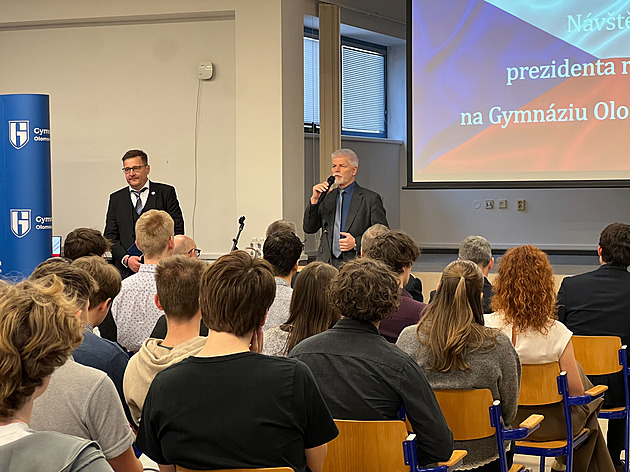 Pavel zahájil návštěvu Olomouckého kraje s gymnazisty, zajímal je Trump i Grónsko