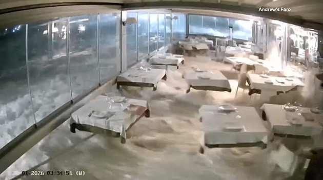 VIDEO: Jako tsunami. Itálii zasáhla bouře Harry, vlny se prohnaly i restaurací