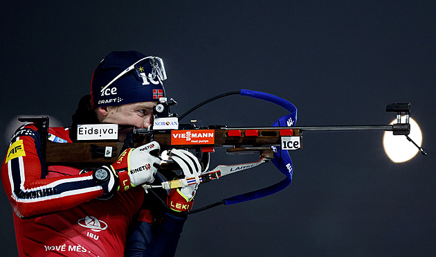 Biatlon ONLINE: Vytrvalostní závod mužů v Novém Městě, Karlík začal třemi omyly