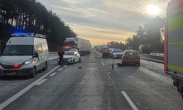 Desítky nehod na jižní Moravě. Brno hlásí kvůli ledovce potíže s MHD, uzavřená je i D2