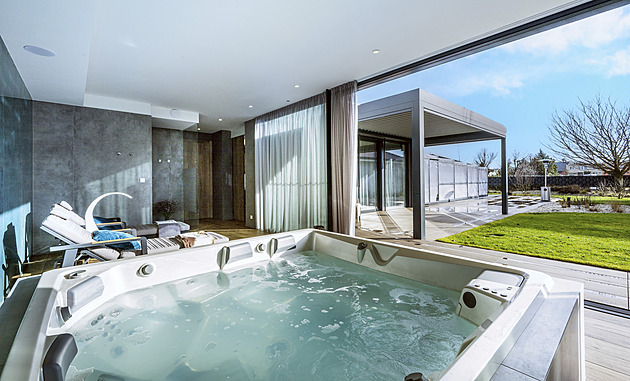 Soukromé wellness mají větší než jiní rodinný dům. Nechybí ani obří bazén