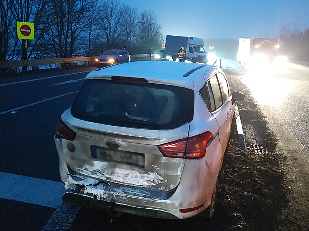 Desítky nehod na jihu Moravy, potíže má i MHD. Zvažte zda vyjíždět, vyzvala policie