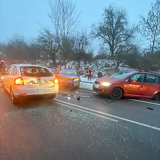 V Olomouckém kraji to klouže. Srazilo se osm aut, na ledovce uvázl autobus