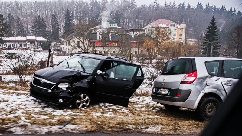 Ledovka ochromila české silnice: Záchranáři aktivovali traumaplán. Kvůli nehodám stála D1 i D2