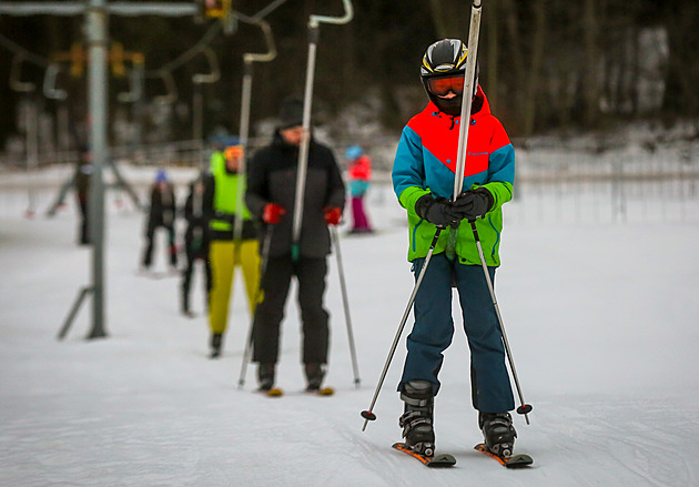 Dálnice přivedla na Kozí pláně více lyžařů, na Lipně si zabruslíte při svíčkách