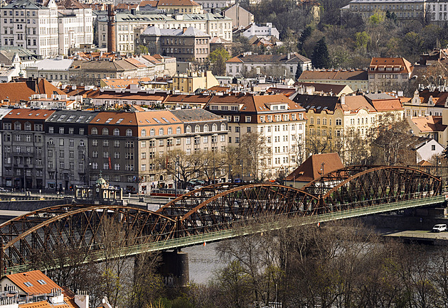 Uhlíková dlaha pro Výtoň. Železničnímu mostu prodlouží životnost do generální opravy