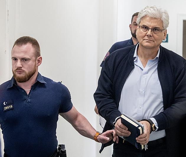 Bývalý šéf Motola Ludvík je na svobodě. Musí odevzdat pas a v noci má být doma