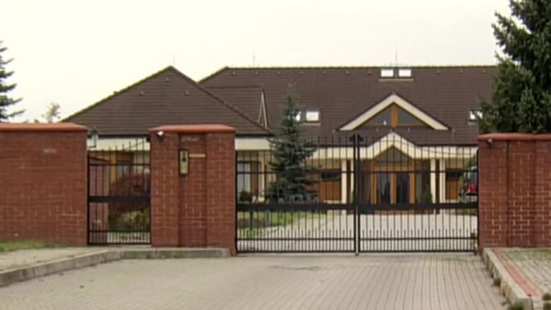 OBRAZEM: Krutý osud paláce kmotra Mrázka. Z vily za stovky milionů, fitka i kurtů zbyl prach