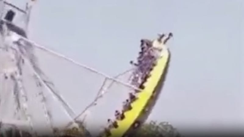 Hrůza na pouti: Při pádu obří houpačky v Indii se zranilo 14 dětí, ukazují záběry