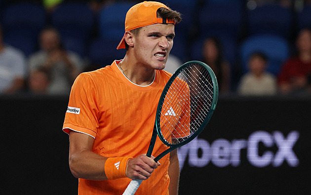Menšík je v osmifinále Australian Open, vyzve Djokoviče. Pět Čechů vypadlo