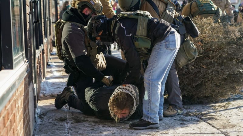 Agenti ICE zastřelili dalšího člověka v Minneapolisu. Guvernér spílá Bílému domu