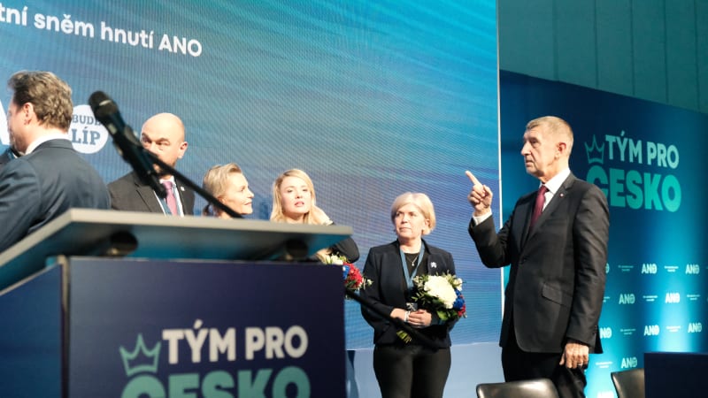 OBRAZEM: Počítající Babiš, kritizovaný Řehka i odklonění novináři. ANO zvolilo vedení