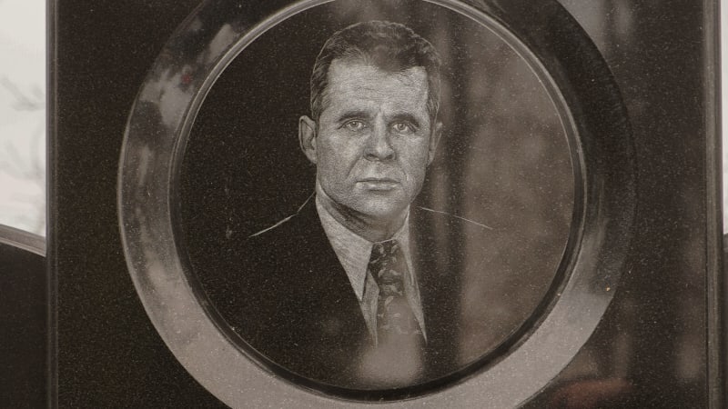 Dvacet let od smrti kmotra Mrázka. Záhadná poprava uprostřed Prahy je promlčená. Komu prospěla?