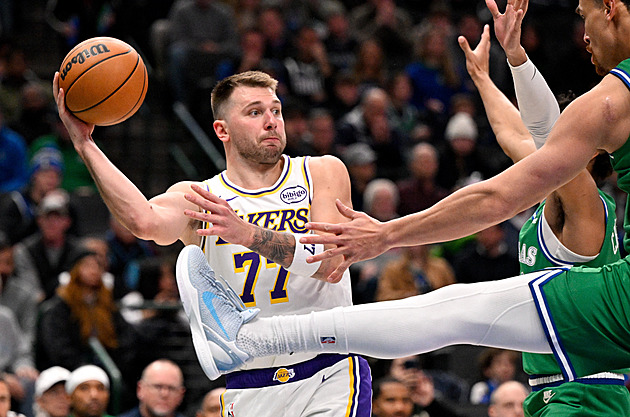 Dončič svůj bývalý tým nešetřil. Lakers po skvělém závěru vyhráli v Dallasu.