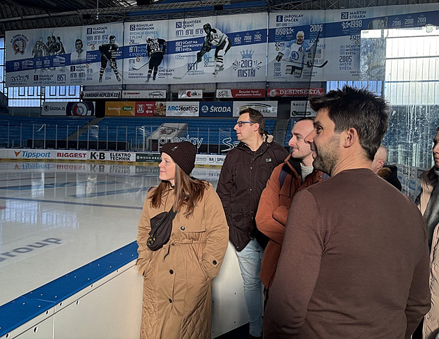 Šatna, rolbovna či trestná lavice. Zimní stadion se otevírá veřejnosti