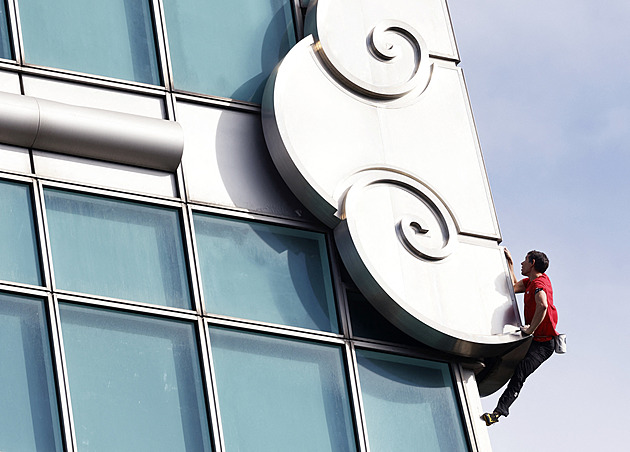 „Na strach jsem zvyklý.“ Američan vylezl na mrakodrap Tchaj-pej 101 bez jištění