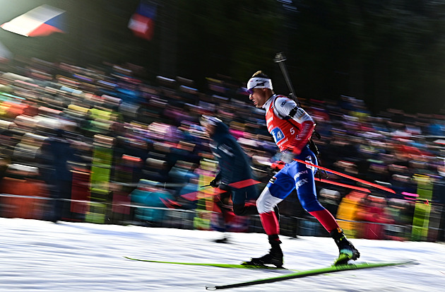 Biatlon ONLINE: Jede se hromadný závod, Krčmář se drží v první desítce