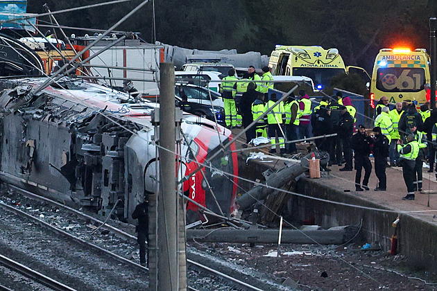 Vlak ve Španělsku vykolejil na staré kolejnici. Fámy, odmítá ministr