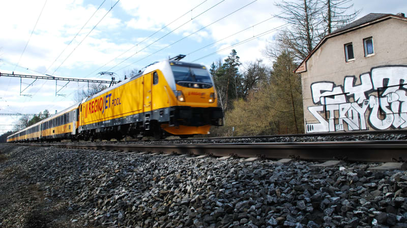 Železniční neštěstí u Přelouče: Rychlík usmrtil člověka. Nehoda zastavila koridor na Moravu