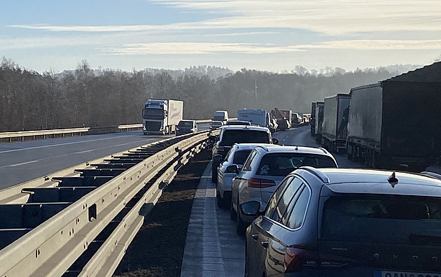 Silničáři varují před ledovkou, u Tábora už kvůli ní havarovalo několik aut