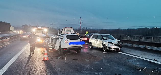 Na jihu Čech se bouralo kvůli ledovce, nehoda zavřela i dálnici D3 u Tábora