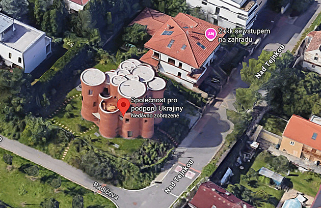 Reakce na kritiku vlajky? Okamurův dům na mapách označili jako Společnost pro podporu Ukrajiny