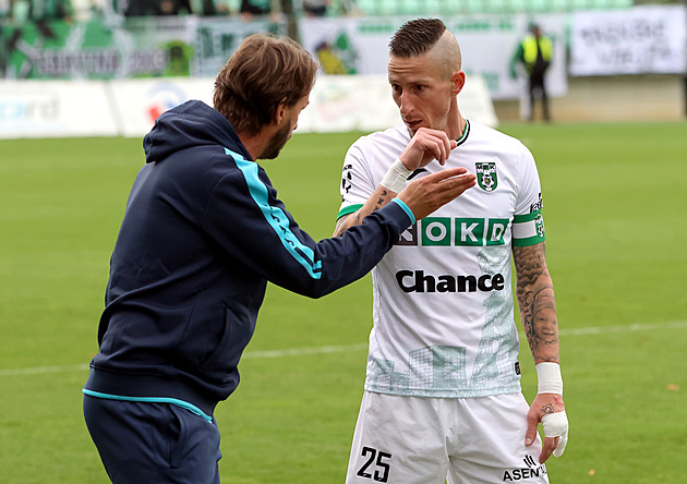 Ještě eliminovat laciné ztráty, velí kapitán Fleišman. Proč si s koučem vyká i tyká?