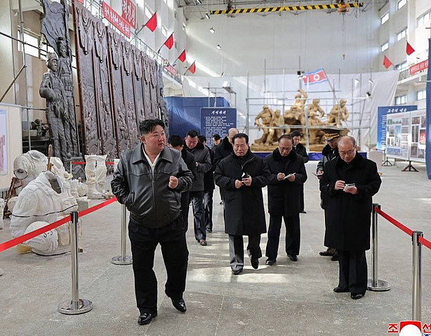 Kim si prohlédl sochy pro památník vojákům zabitým ve válce proti Ukrajině