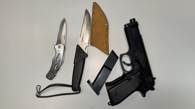 Policejní manévry na jihu Čech: Mladík vzal do obchodního centra nože a pistoli, šlo o maketu