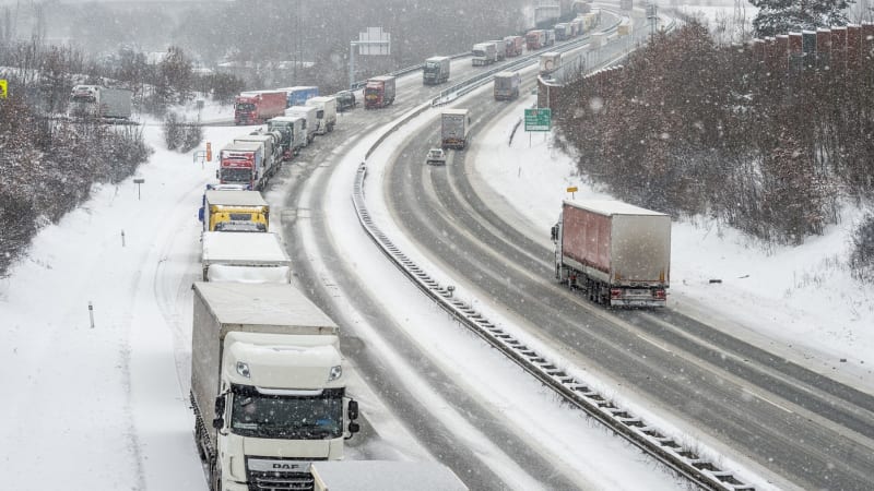 Drsné záběry: Řidič kamionu vypil lahev whisky a u Vyškova na D1 předjížděl. Zasáhla policie
