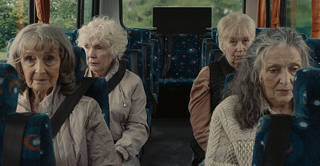 RECENZE: Neví si rady sám se sebou a dostane na starost čtyři vrtošivé matky