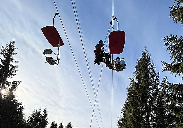 Závada lanovky na Šumavě uvěznila ženy pět metrů nad zemí