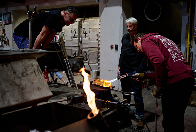 Skláři Lasvitu vytvořili trofeje pro Jizerskou padesátku, tvar odlili ve sněhu