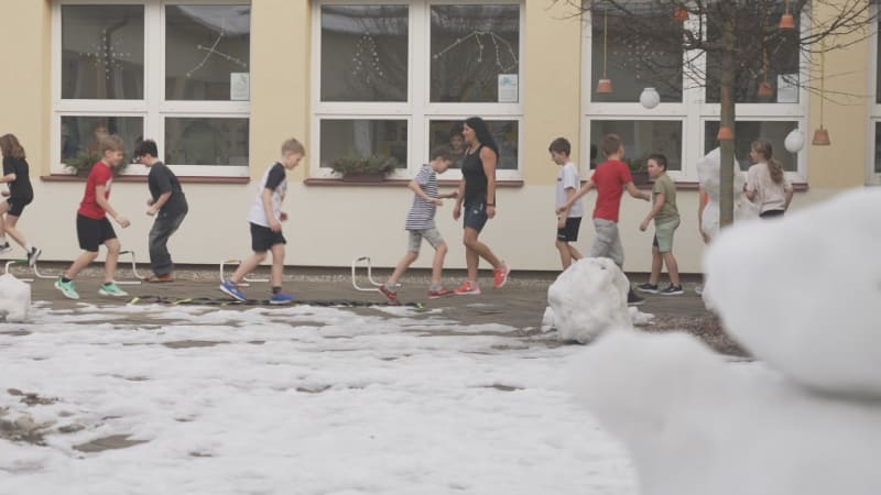I když mrzne, žáci z Třince dovádějí venku v tričku. Otužilců přibývá, nemocnost klesá