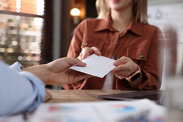Velké rozdíly mzdy půjdou doplatit i zpětně, radí právník. Firmy je nově musejí srovnat