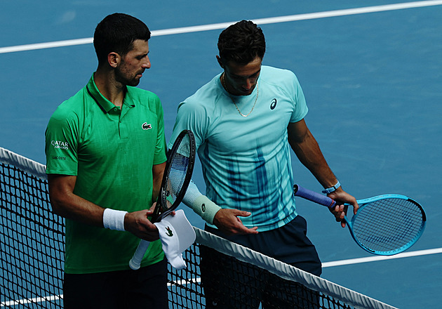 Djokovič prohrával 0:2, po zranění soupeře ale postupuje. Siniaková titul neobhájí