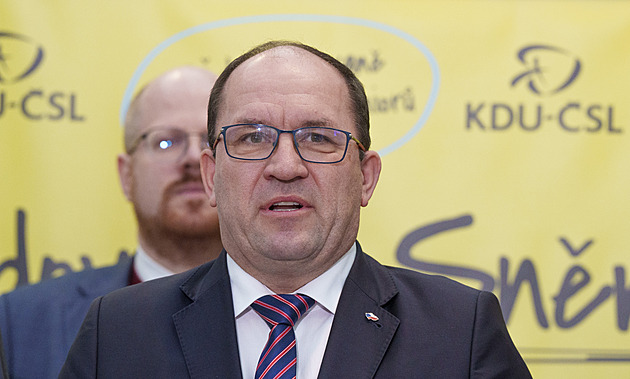 Výborný oznámil, že nebude obhajovat post šéfa lidovců, dal prostor Grolichovi