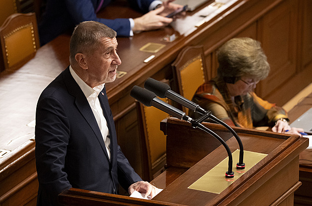 Opozice vyvolá hlasování o vládě. Babiš říká, že o Macinkových zprávách nevěděl