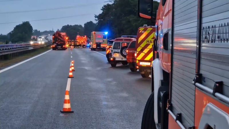 Při tragické nehodě u Brna zemřeli dva lidé. Na dálnici D1 se tvoří obří kolona
