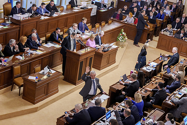 Poslanci začnou jednat o nahrazení služebního zákona i o omezení obstrukcí