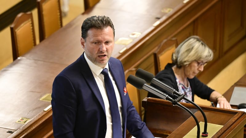 Hrozí snazší vyhazovy úředníků? Poslanecká náhrada služebního zákona může odporovat právu EU