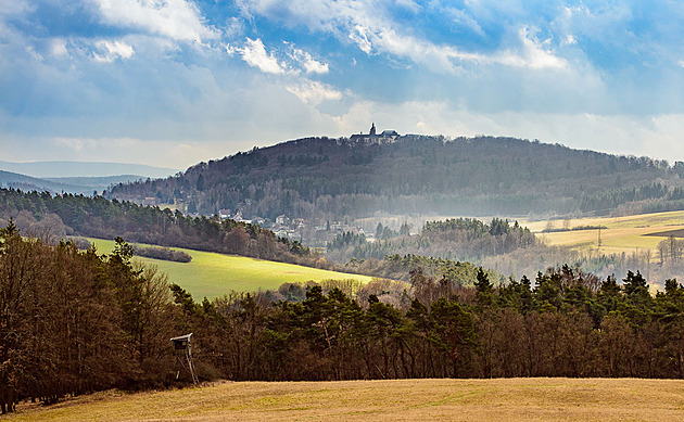 Výlet jako Brno. Projděte nejstarší západní stezku na nejvyšší horu Křivoklátska