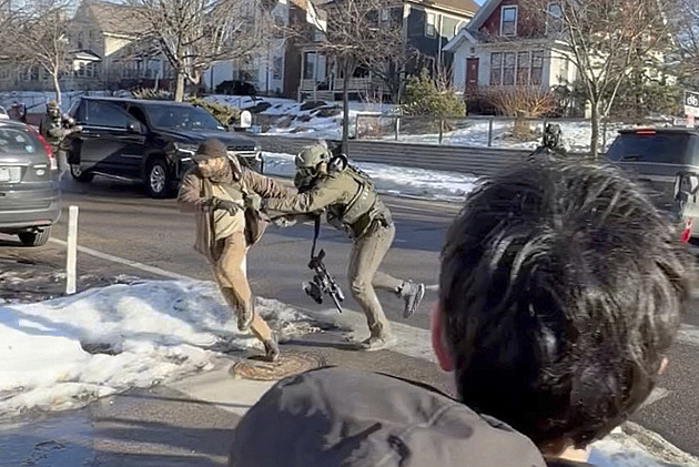 Pretti se střetl s agenty ICE už dříve, ukazuje video. Rozbil jim světlo u auta