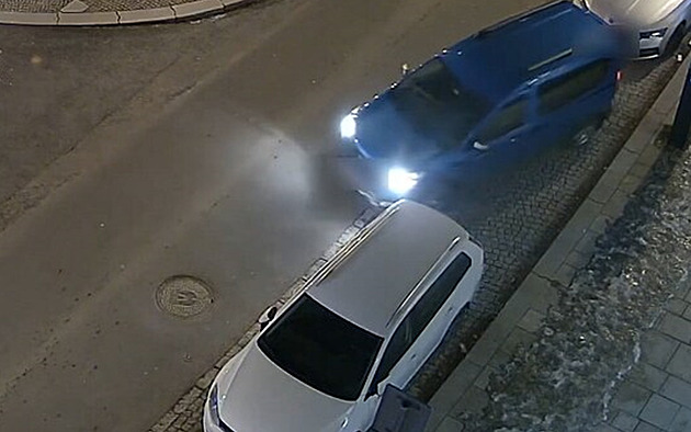 Z místa vyjel až napodruhé, tak vzteklý řidič autu před sebou naschvál rozbil zrcátko