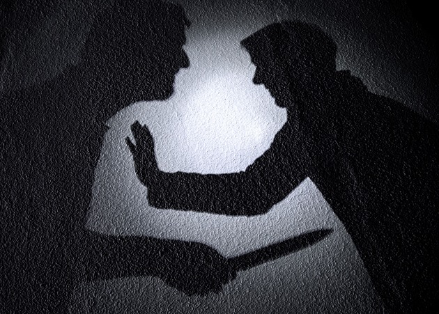 Smrt po svatbě i útok motorovou pilou. Kriminalistům z vražd loni pomníček nezbyl