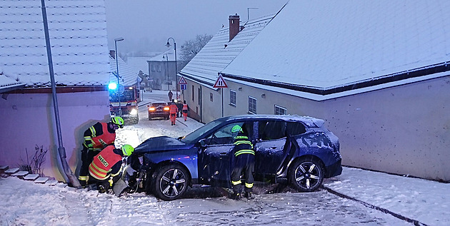 Dopravu od rána ztěžuje ledovka a sníh. Záchranné složky řeší desítky nehod