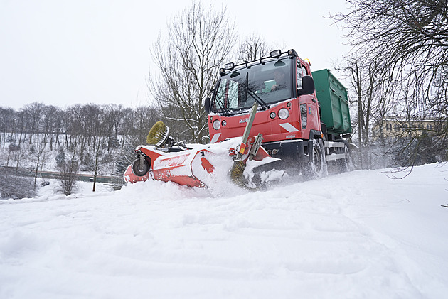 Sníh v Praze odklízí veškerá technika. MHD má zpoždění, nejely některé autobusy