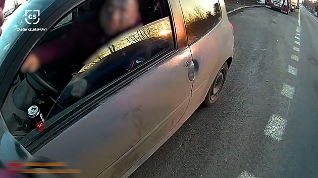 Běžná kontrola se zvrhla. Agresivní řidič najížděl na celníka, pak ujížděl